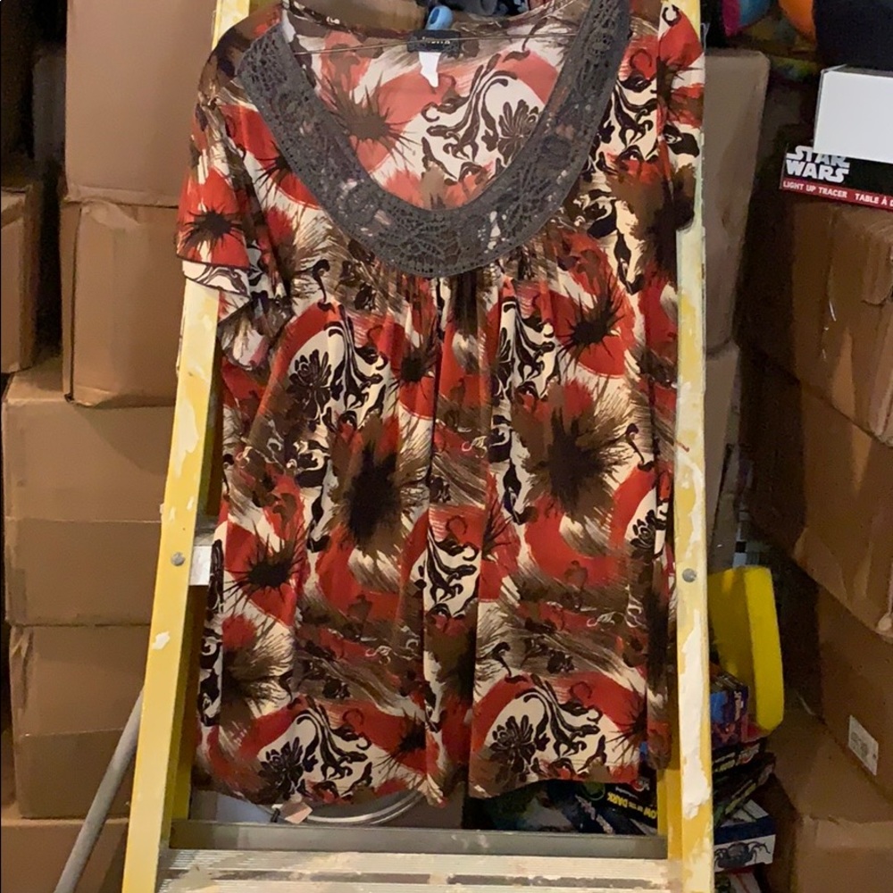 Judith shirt with macramé collar